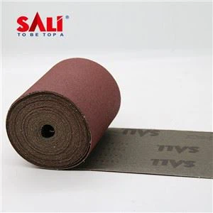 Руке употребљавајући брусилицу за брусне траке за полирање